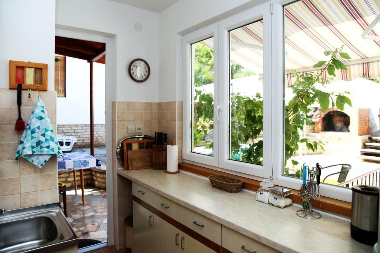 Seaside Apartment Tisno Exterior photo